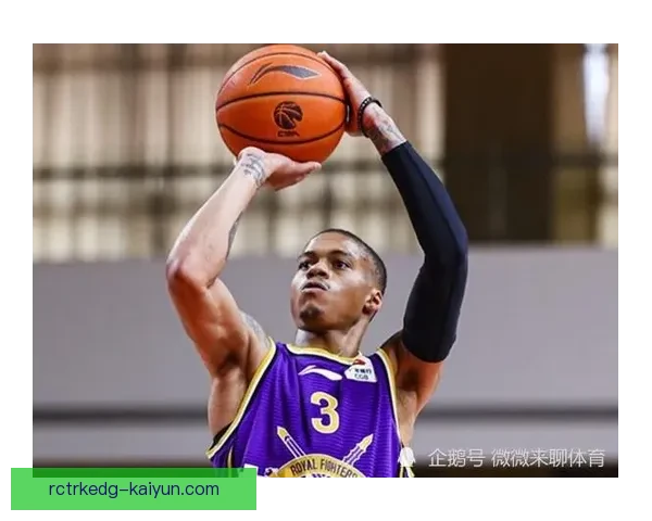 那不勒斯中场持续对 Osimhen 表现支持，状态回暖值得关注